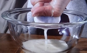 レンコンをすりおろす