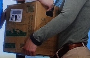 重い荷物を運ぶ