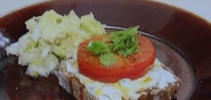 ベイクドトマトとライ麦パンのプレート