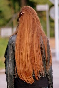髪の毛の長い女性
