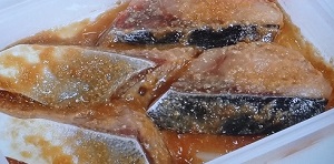 みそ床に漬けたブリ