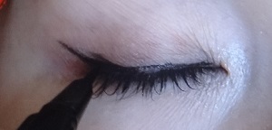 メイクのアイライン