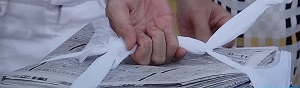 新聞紙を縛る