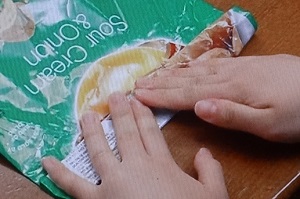 お菓子の袋の閉じ方