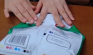 お菓子の袋の閉じ方