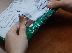 お菓子の袋の閉じ方