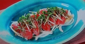 マグロと玉ねぎとスプラウトのサラダ
