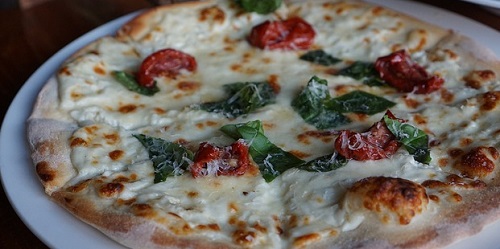 【こんな所に激ウマ飯】ピッツェリア コゾーの凍みこんにゃくのピザ！高レビューのヤバイ店