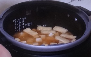 電気鍋でおみそ汁