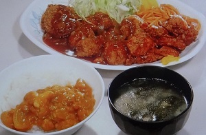 【オモウマい店】徳次郎食堂のおまかせ定食！おかずビッグ3合体定食：茨城県桜川市