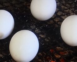 卵を殻ごと焼く方法
