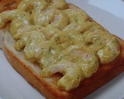 金の食パンの海老マヨカレーのせトースト