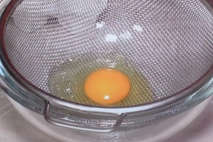 目玉焼き、ザル