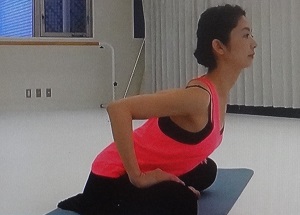 上半身を倒すストレッチ