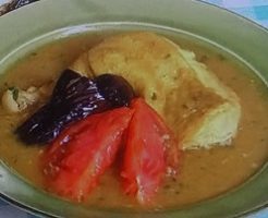 骨付き鶏モモ肉と揚げナスのスープカレー