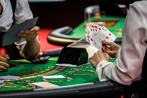 【アッコにおまかせ】カジノ型デイサービス「ラスベガス」が人気！麻雀・カードゲームで脳を活性化