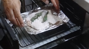 グリルで鶏もも肉のハーブ焼き