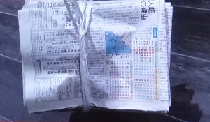新聞紙を簡単に束ねる方法