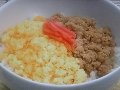 ニ色丼、炒り卵、鶏そぼろ