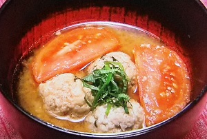 トマトと鶏団子の味噌汁