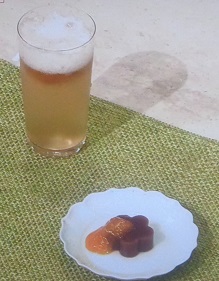 梅の甘味漬けの炭酸割りドリンク