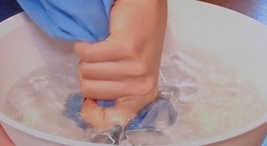 Tシャツの首元のヨレヨレ