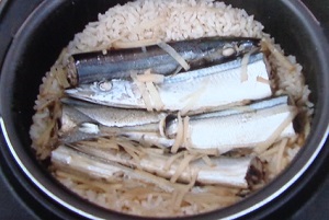 さんまの丸ごとの炊き込みごはん