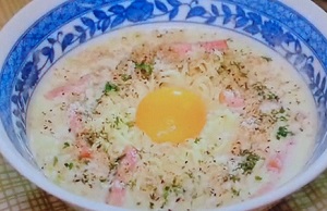 リュウジの濃厚塩カルボナーラ麺のレシピ！サッポロ一番塩ラーメン×牛乳のバズレシピ：かみひとえ