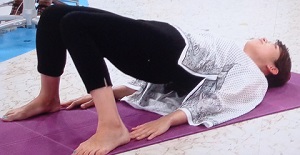 ワイドヒップリフトヨガ