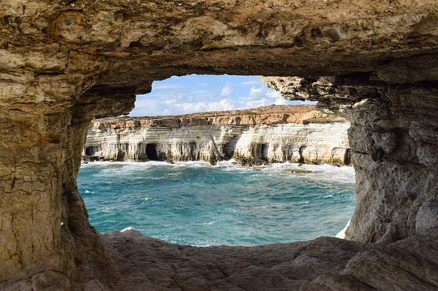 洞窟、海