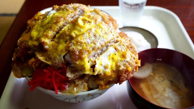 デカ重り丼、大盛り丼、カツ丼