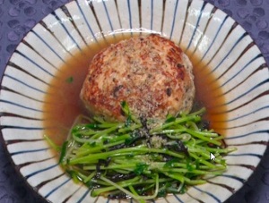 鶏団子と豆苗の蒸し煮
