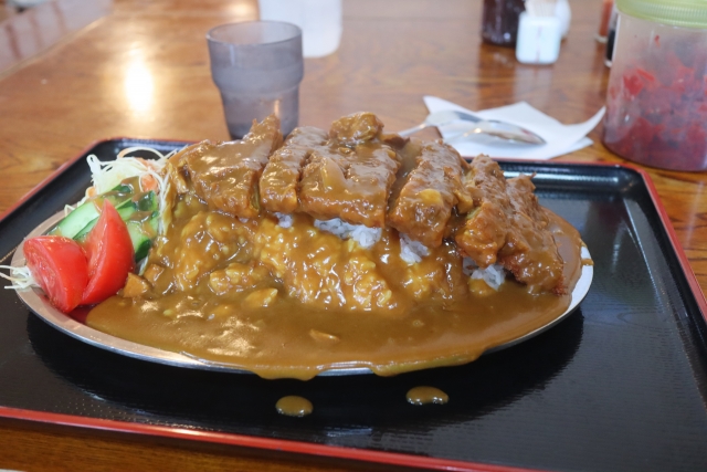 【オモウマい店】大衆食堂まるふく（岩手県大船渡市）：あふれ大噴火食堂の鍋カツカレー