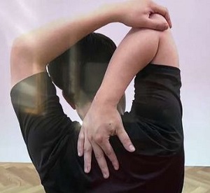 二の腕ストレッチ