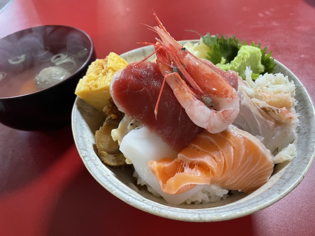 【タクうま】多満利屋 きらくのコスパ抜群のデカ盛り海鮮丼（埼玉県大宮）！タクシー運転手さん一番うまい店