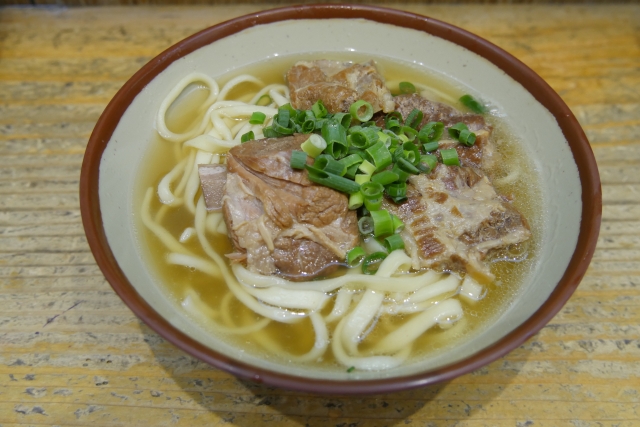 【せっかくグルメ】麺家 丸翔の絶品スープのソーキそば！沖縄県うるま市